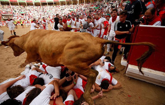 24h qua ảnh: Bò hoang nhảy qua người tham gia lễ hội ở Tây Ban Nha