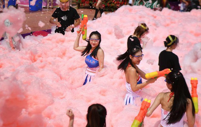 24h qua ảnh: Các cô gái chơi đùa trong bể nước ớt cay ở Trung Quốc