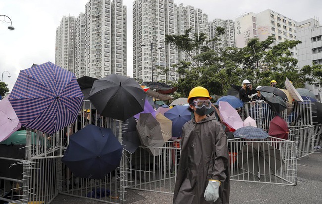 24h qua ảnh: Người biểu tình Hong Kong dùng ô và hàng rào chắn đường