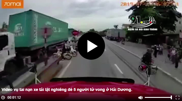 [Clip] Khoảnh khắc xe tải lật nghiêng đè chết 5 người ở Hải Dương