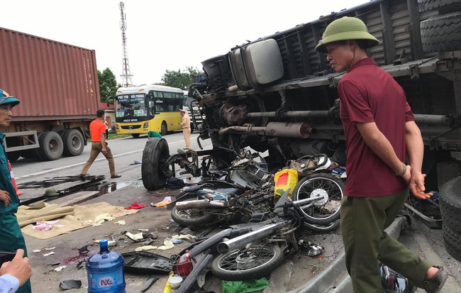 Người cha có con tử vong vụ xe tải lật đè chết 5 người ở Hải Dương: "Mặt mũi con còn dính đầy dầu ô tô đau đớn lắm"