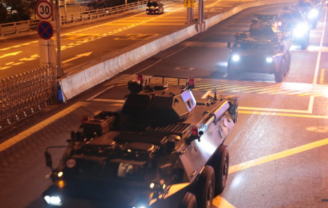24h qua ảnh: Xe thiết giáp Trung Quốc tiến vào Hong Kong lúc rạng sáng
