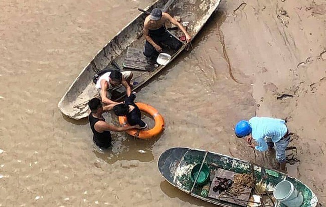 Bắc Giang: Người mẹ gửi con nhỏ 6 tháng tuổi cho người dân rồi bất ngờ nhảy cầu tự tử