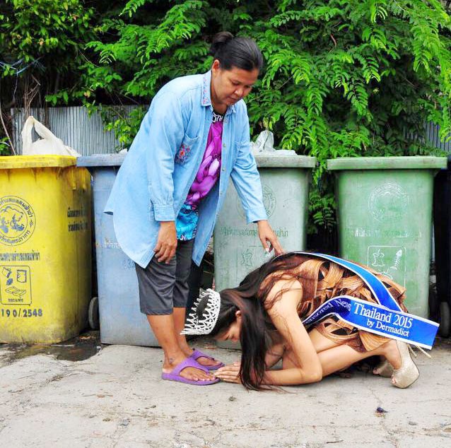 Khi Hoa hậu đội vương miện quỳ lạy cha mẹ: Lòng hiếu thảo của một người con và nét đẹp văn hóa tại đất nước Thái Lan