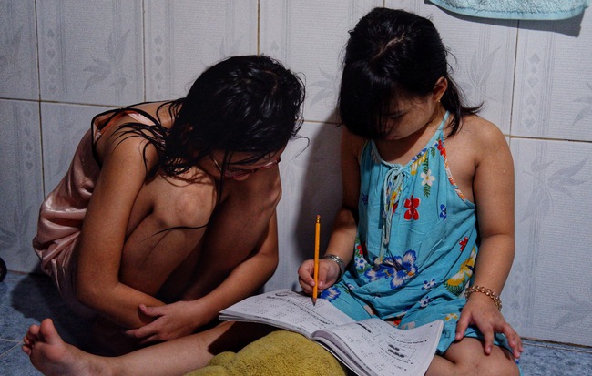 Xót xa hoàn cảnh hai chị em gái bị cha mẹ bỏ rơi ở Sài Gòn: "Vợ chồng nó đi biền biệt không biết sống chết thế nào"