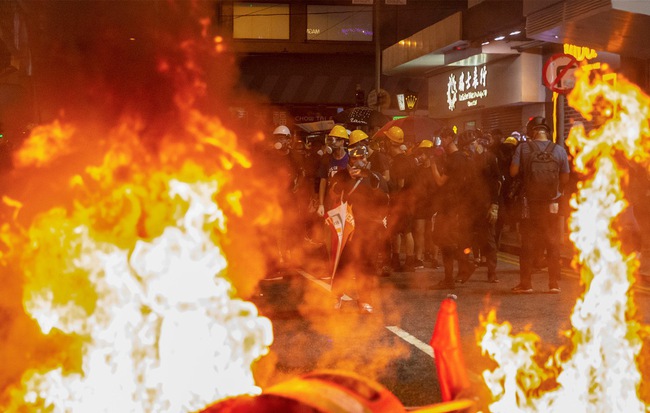 Họp báo lần 2 về biểu tình ở Hong Kong, Bắc Kinh đe dọa ớn lạnh: "Những kẻ đùa với lửa sẽ bị lửa thiêu rụi"