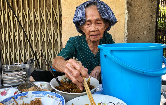 Nụ cười hiền hậu của bà Bảy bên gánh cháo đậu 5.000 đồng: "Bao nhiêu cũng bán, miễn khách no bụng là Bảy vui rồi"