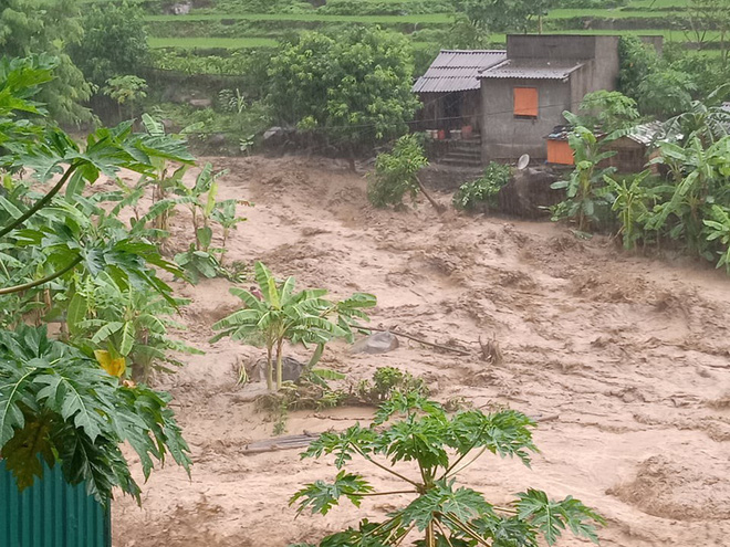 Hình ảnh tan hoang ở bản có 17 người bị lũ cuốn tại Thanh Hoá