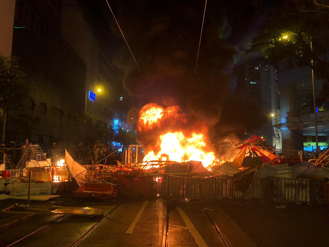Biểu tình Hong Kong căng thẳng ngoài dự kiến: Lửa cháy dữ dội, cảnh sát "quyết không nương tay"