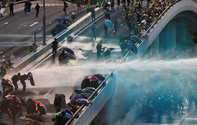 24h qua ảnh: Cảnh sát phun vòi rồng vào người biểu tình ở Hong Kong