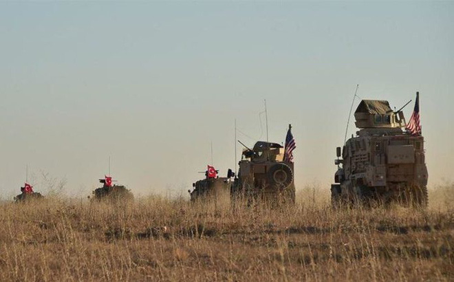 Xe quân sự Thổ Nhĩ Kỳ "rầm rập" tiến vào Syria, UAV quần thảo trên không bảo vệ