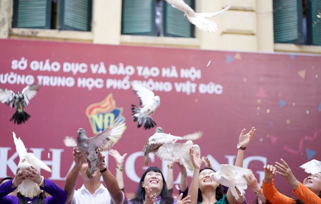 Ngôi trường THPT ở Hà Nội được khen ngợi hết lời vì thả chim bồ câu thay vì thả bóng bay ngày khai giảng