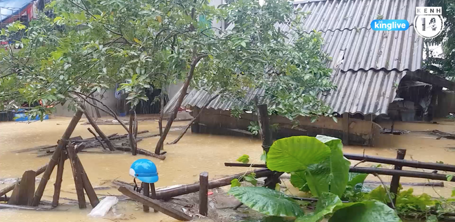 Cận cảnh tình trạng ngập lụt kinh hoàng ở Hà Tĩnh: Nước cao ngang mái nhà, tài sản người dân trôi trong biển nước