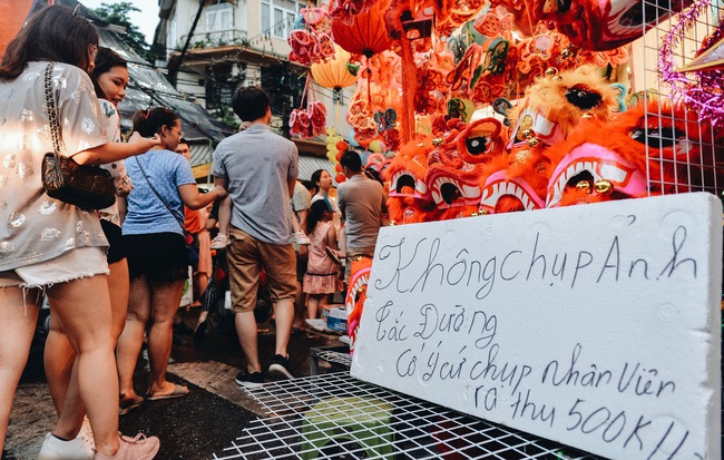 Tiểu thương chợ Trung thu truyền thống Hà Nội đồng loạt treo biển "Không chụp ảnh, hãy là người có văn hoá!"