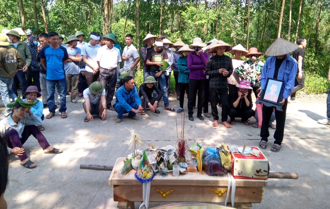 Lặng người trước hình ảnh chiếc bánh ngọt nằm trên linh cữu bé trai tử vong cùng mẹ và em gái: "Thằng bé ra đi đúng vào ngày sinh nhật"