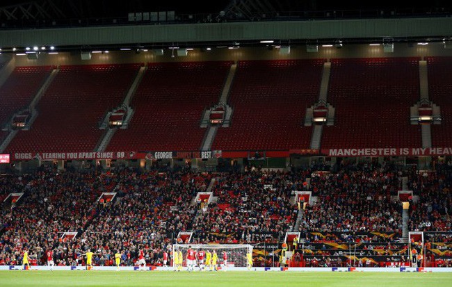 Hiện tượng lạ: Hàng chục nghìn fan rủ nhau "bỏ rơi" MU ngay tại thánh địa Old Trafford