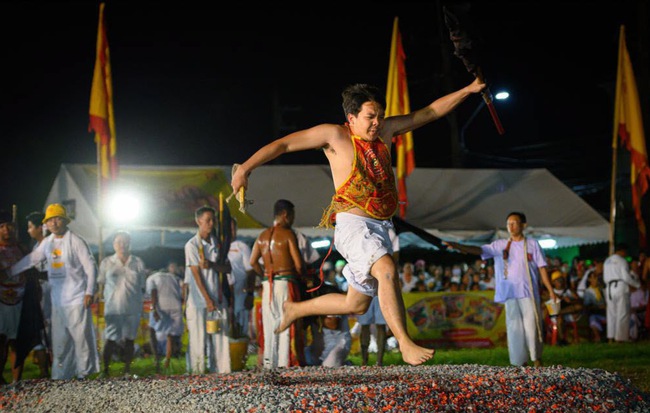 7 ngày qua ảnh: Người đàn ông chân trần chạy qua than hồng trong lễ hội cho người ăn chay