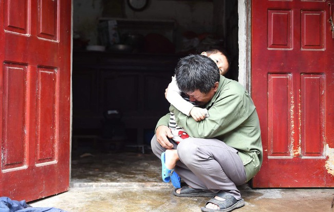 24h qua ảnh: Người cha Việt khóc thương, nghi con tử vong ở Anh