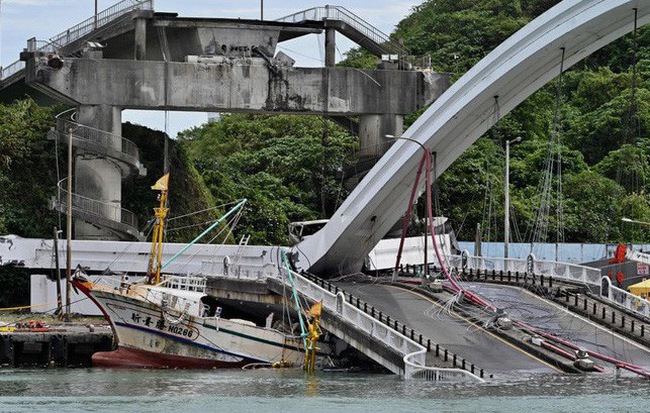 24h qua ảnh: Cầu gẫy sập, đè bẹp tàu đánh cá ở Đài Loan
