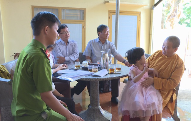 Bàn giao bé gái 4 tuổi bị “lạc” từ miền Tây lên Đắk Lắk về cho gia đình