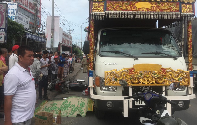 Trên đường tới công ty, nam công nhân bị xe tang cán chết