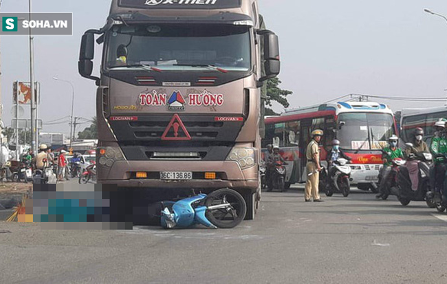TP.HCM: Va chạm với xe tải, 2 vợ chồng bị cán tử vong, con gái 5 tuổi bị thương