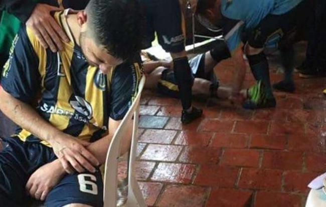 Kinh hoàng: Sét đánh khiến một cầu thủ tử nạn cùng hàng loạt CĐV nguy kịch