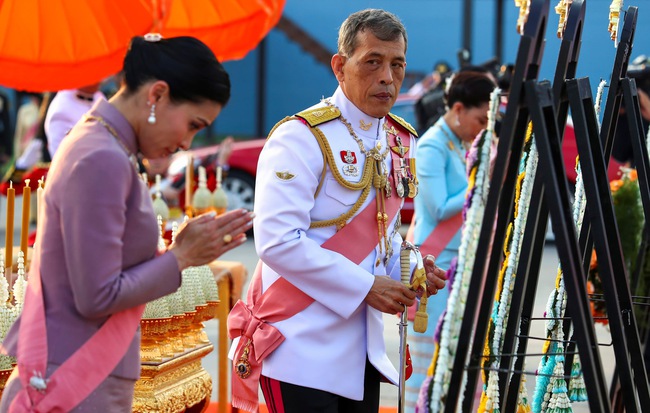 Quốc vương Thái Lan sa thải tiếp 4 cận vệ vì "hành vi sai trái cực kỳ tồi tệ" và "ngoại tình"