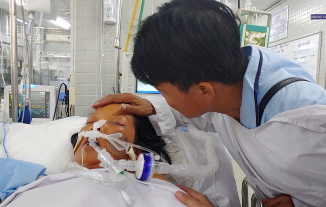 Thai phụ sắp sinh thì nguy kịch, đứa con mất trong bụng mẹ, người chồng đau đớn thì thầm với vợ đang hôn mê: "Con mất rồi, em tỉnh lại đi..."