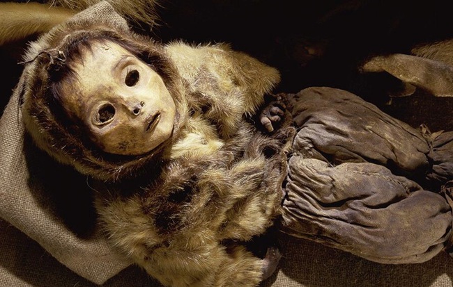 Phát hiện xác ướp em bé 6 tháng tuổi còn nguyên vẹn sau hơn 500 năm bị đóng băng