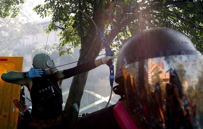 7 ngày qua ảnh: Người biểu tình Hong Kong dùng cung tên chống lại cảnh sát