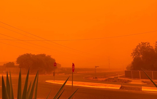 24h qua ảnh: Bầu trời ở Australia chuyển màu cam vì cháy rừng