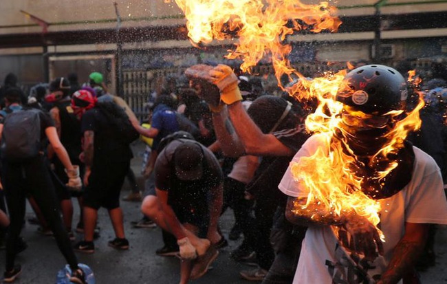 24h qua ảnh: Người biểu tình bốc cháy do trúng bom xăng ở Chile