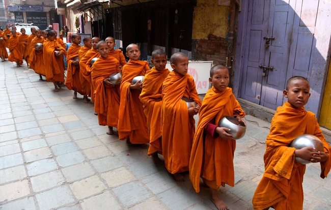 24h qua ảnh: Các chú tiểu đi khất thực trên đường phố ở Nepal