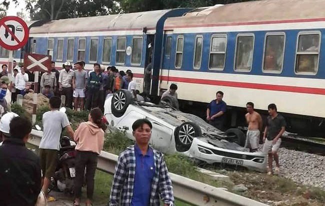 Bất cẩn băng qua đường sắt đúng lúc tàu tới, nữ tài xế ở Nghệ An thiệt mạng