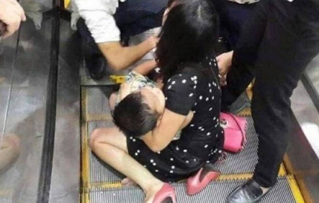 Quảng Ninh: Kinh hoàng cháu bé 3 tuổi bất ngờ bị cuốn chân vào thang máy phải nhập viện