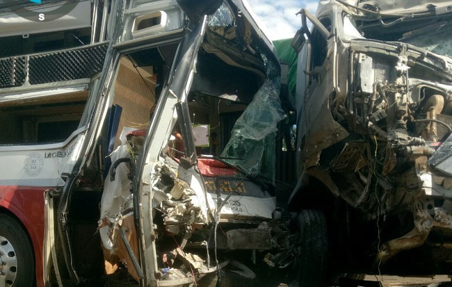 [NÓNG] Xe container đâm trực diện xe khách, một người tử vong, hàng chục người bị thương ở Bình Phước