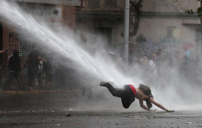 24h qua ảnh: Cảnh sát phun vòi rồng "thổi bay" người biểu tình
