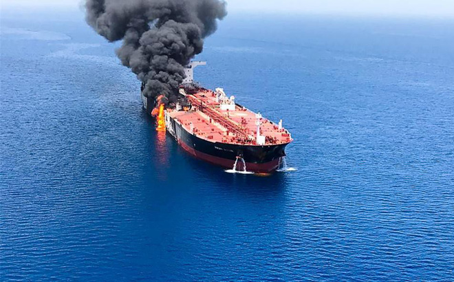 NÓNG: Nổ lớn trên tàu chở dầu ngoài khơi Viễn Đông, Nga