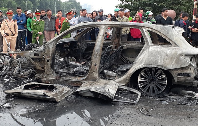 Hà Nội: Mercedes GLC 250 bốc cháy kinh hoàng sau va chạm liên hoàn khiến 1 phụ nữ tử vong, giao thông ùn tắc nghiêm trọng