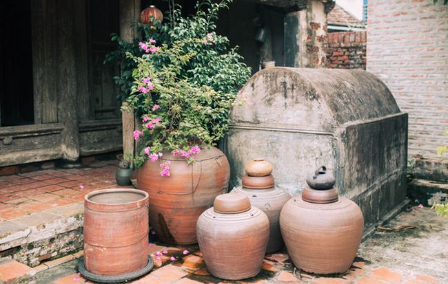 Cận cảnh chiếc chum nước có giá cả tỷ đồng tại ngôi nhà hơn 400 năm tuổi tại làng cổ Đường Lâm