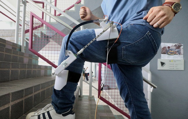 Máy phát điện gắn vào chân có thể sạc Apple Watch trong khi bạn đi bộ