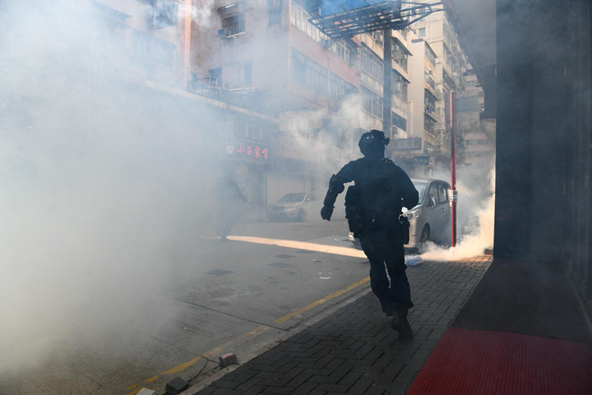 CNN: Từ hỏa tiễn, máy phóng, đến hợp chất tự chế giống Napalm... vũ khí của người biểu tình Hong Kong ngày càng nguy hiểm