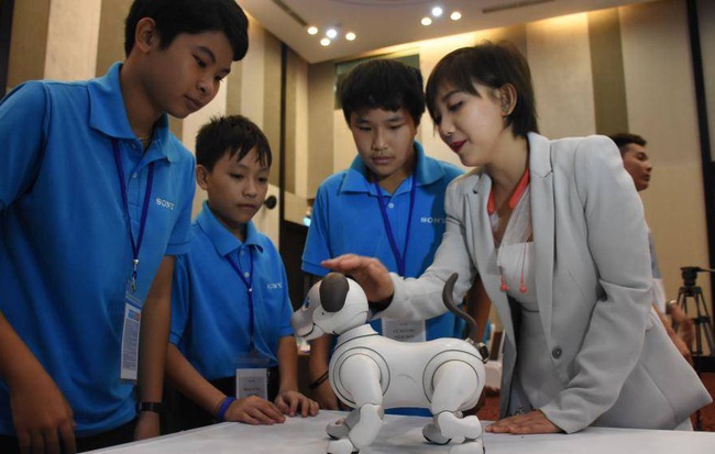 Học sinh Đà Nẵng tìm hiểu khoa học cùng chú chó Robot Aibo