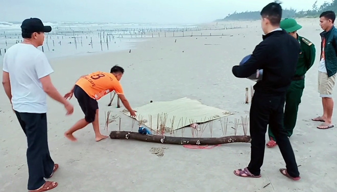 Thông tin về thi thể không đầu, mặc áo ghi chữ nước ngoài dạt vào bờ biển Quảng Nam