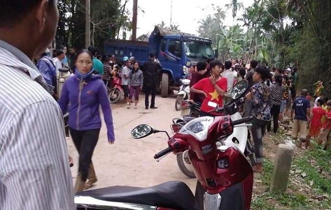 Xe tải lùi cán chết 1 học sinh tiểu học, người dân vây giữ hiện trường