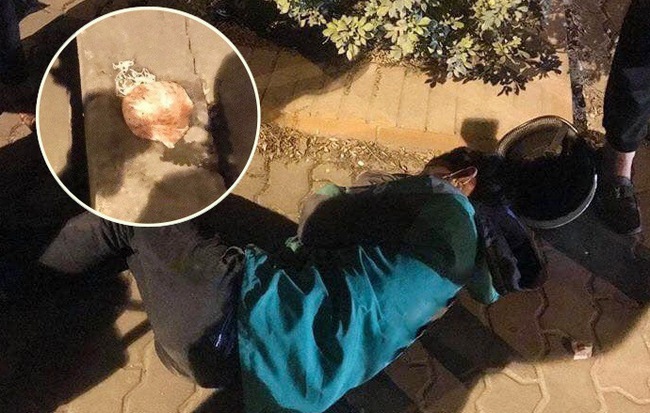 Hình ảnh tài xế Grabbike nằm gục bên túi bún giữa đêm lạnh khiến nhiều người xót xa