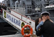 7 ngày qua ảnh: Thủy thủ Nga ôn hôn thắm thiết bạn gái trên bến cảng