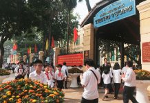 Hà Nội: Người phụ nữ mặc trang phục xe ôm công nghệ lừa đón học sinh trước cổng trường