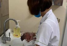 Hà Nội: Bé trai sơ sinh bị bỏ rơi trong khe tường giữa hai ngôi nhà